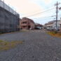 敷地内から前面道路を望む