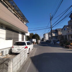 現地外観含む南側前面道路（2025年12月8日撮影）